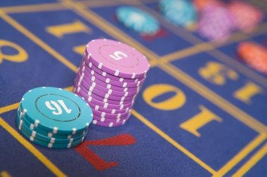 Casino Hold'em live table interface on kembarbola showing community cards and betting layout